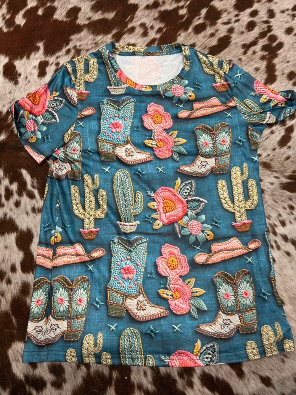 Western print women’s v neck top medium